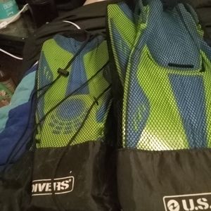 2 sets of medium is divers open heal fins